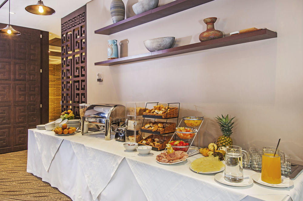 Hotel Morrison Usaquen Bogota Ngoại thất bức ảnh A buffet table